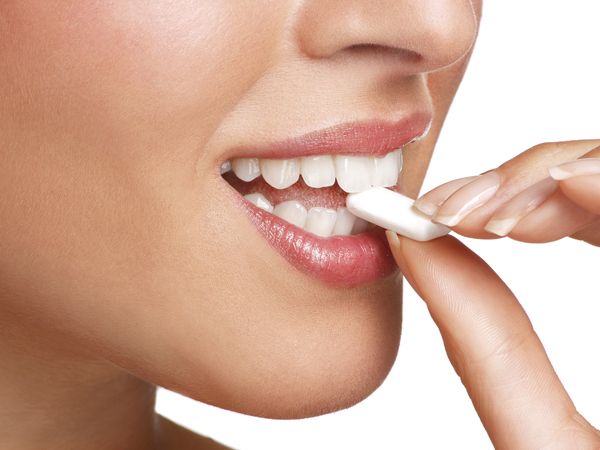 Duy trì thói quen sinh hoạt tốt để bảo vệ răng sứ khỏi bị ê buốt